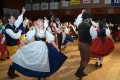 Každoročně si mohou návštěvníci Národního krojového plesu nejen zatančit, ale i shlédnout mnohá vystoupení. Foto A. Pajer 2006.